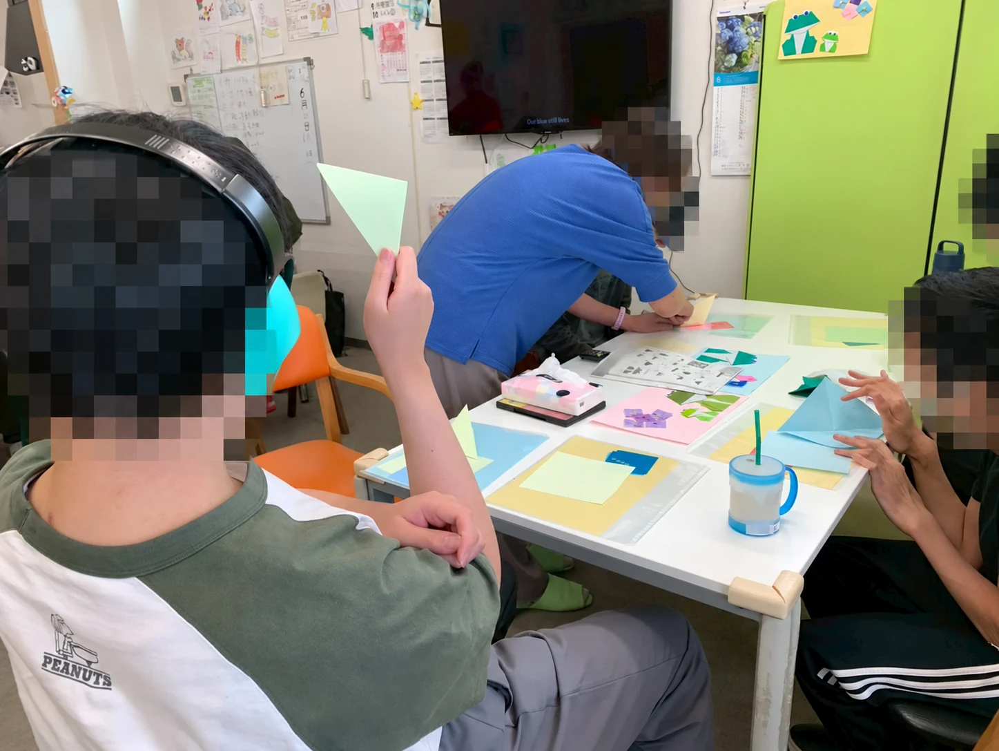 ボランティアの方と折り紙を楽しむ様子