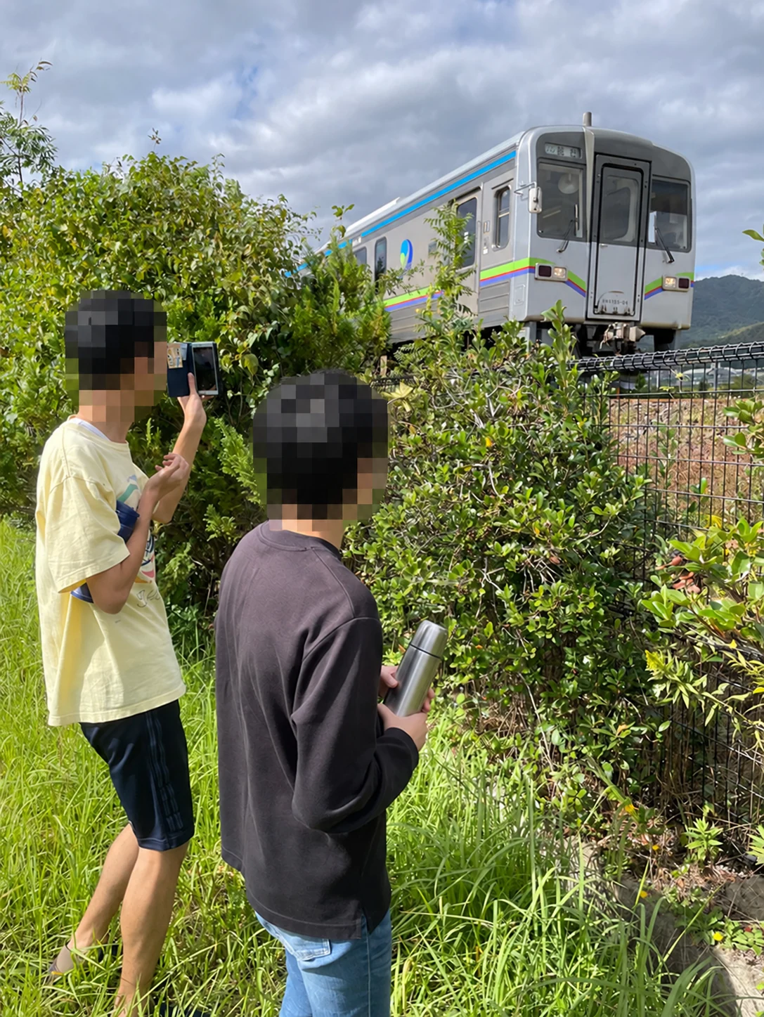 電車を撮影しているようす